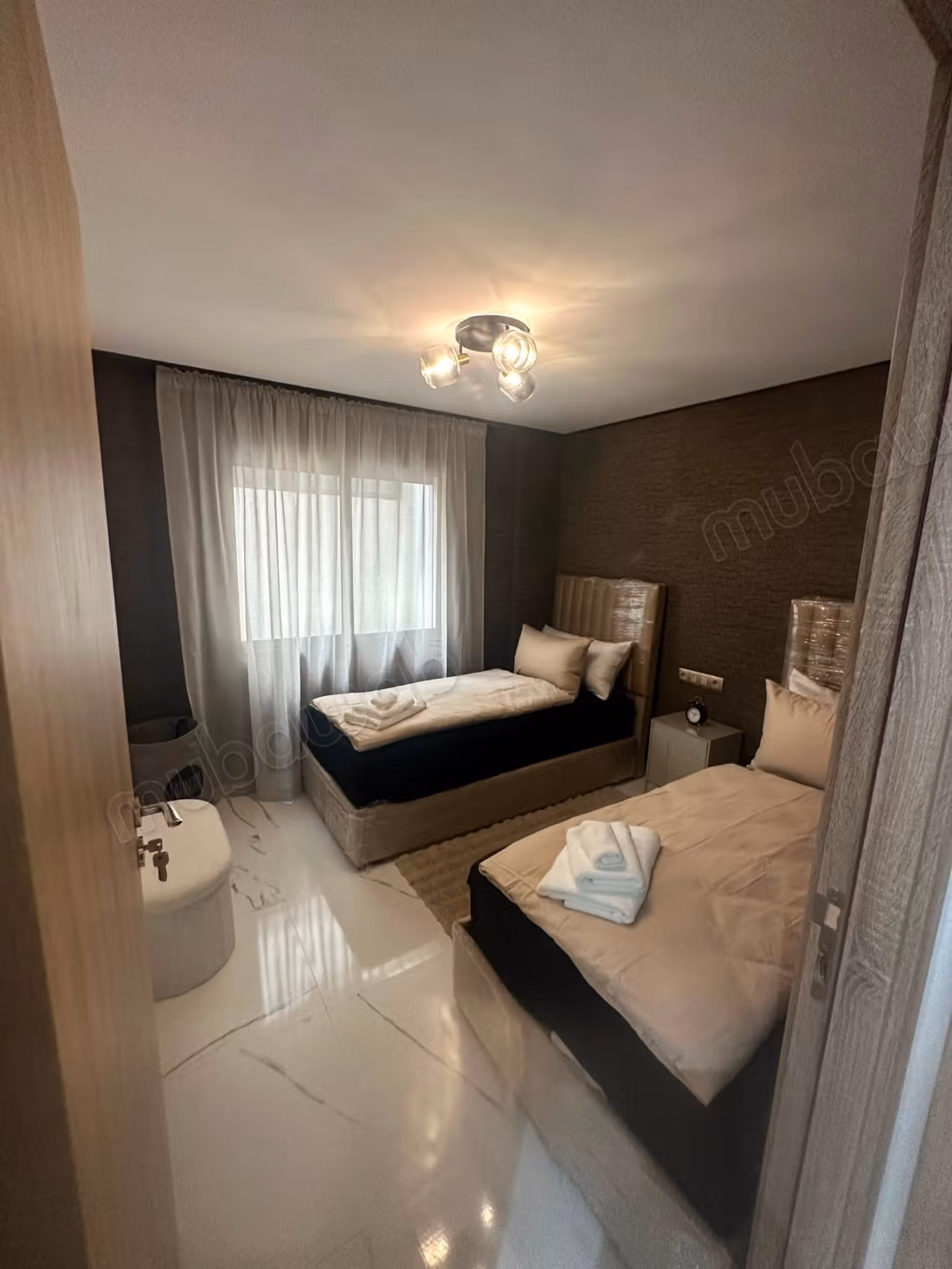 Louez cet appartement à Hay Hassani. Surface de 96 m². Concierge et climatisation
