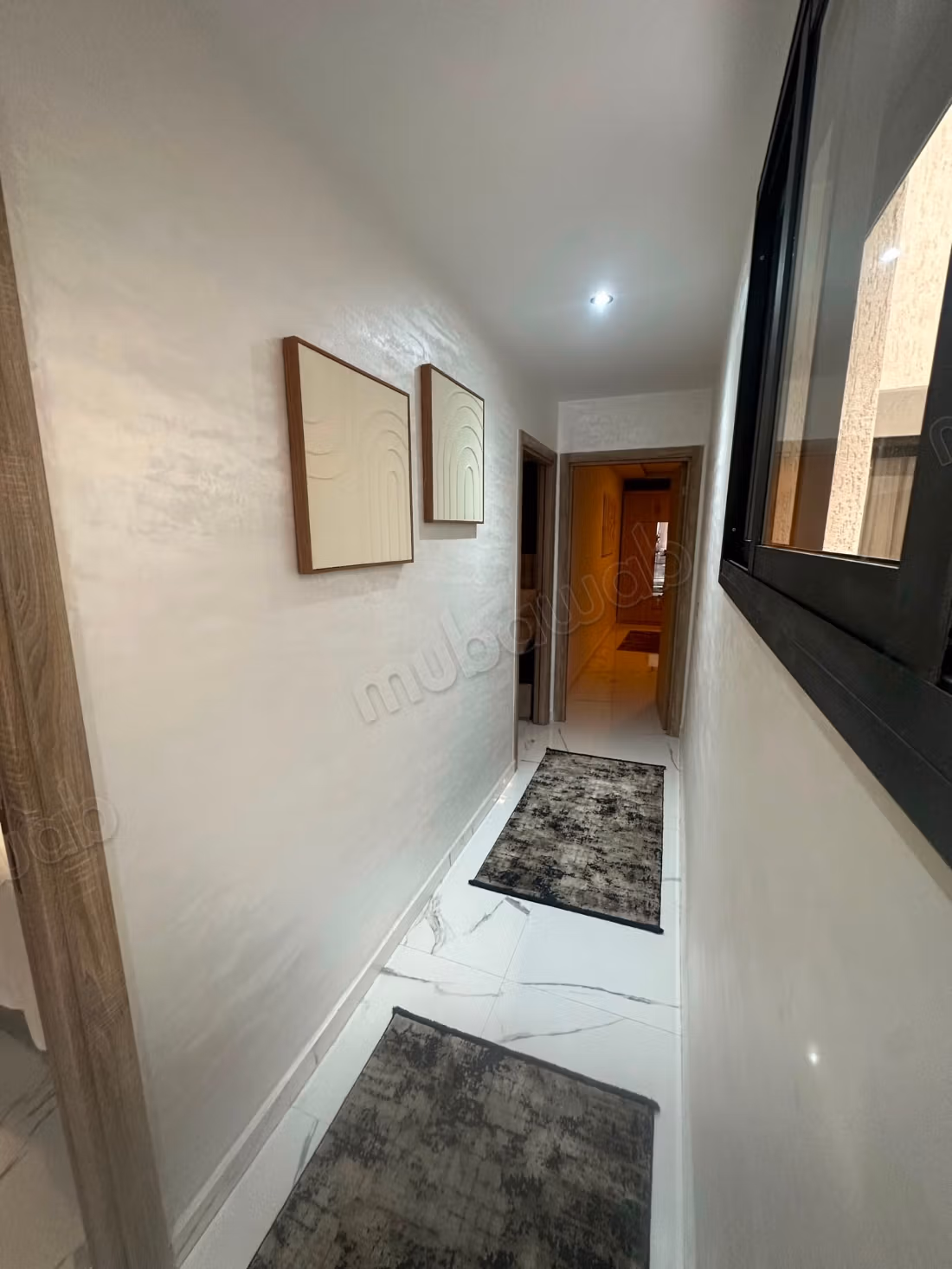 Louez cet appartement à Hay Hassani. Surface de 96 m². Concierge et climatisation