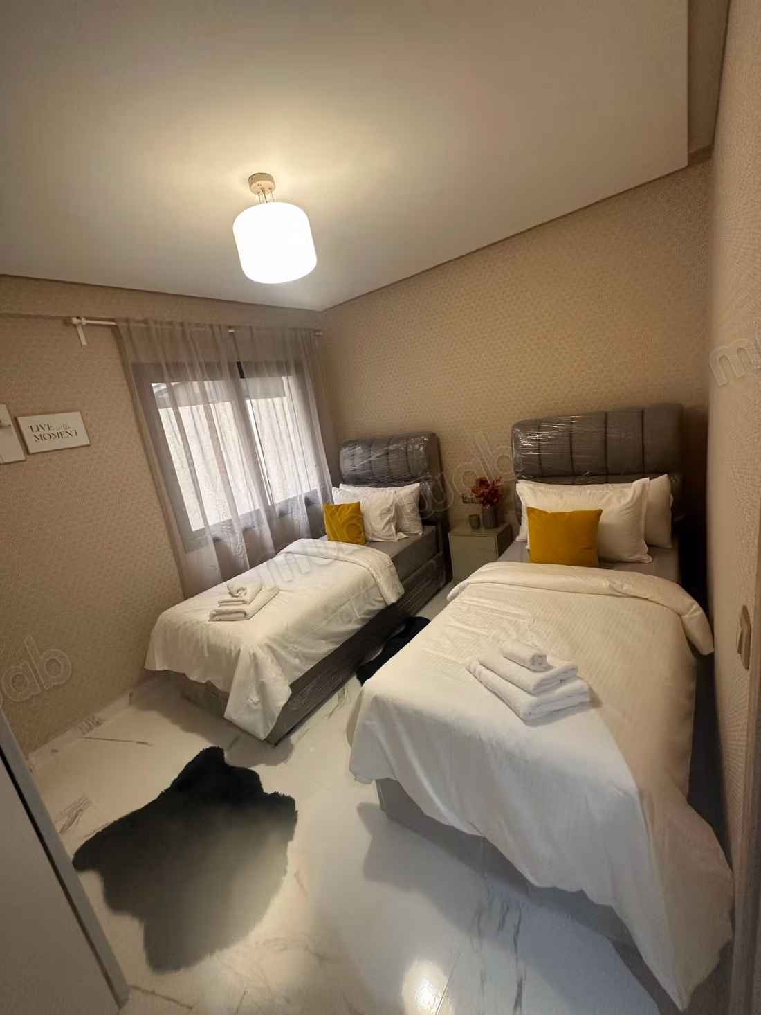 Louez cet appartement à Hay Hassani. Surface de 96 m². Concierge et climatisation