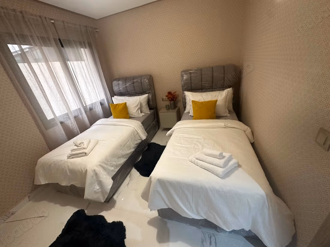 Louez cet appartement à Hay Hassani. Surface de 96 m². Concierge et climatisation
