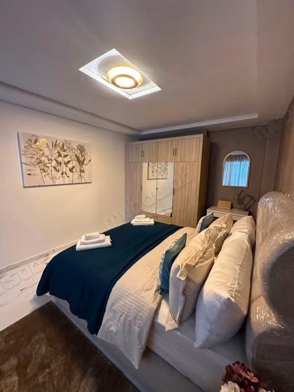 Louez cet appartement à Hay Hassani. Surface de 96 m². Concierge et climatisation