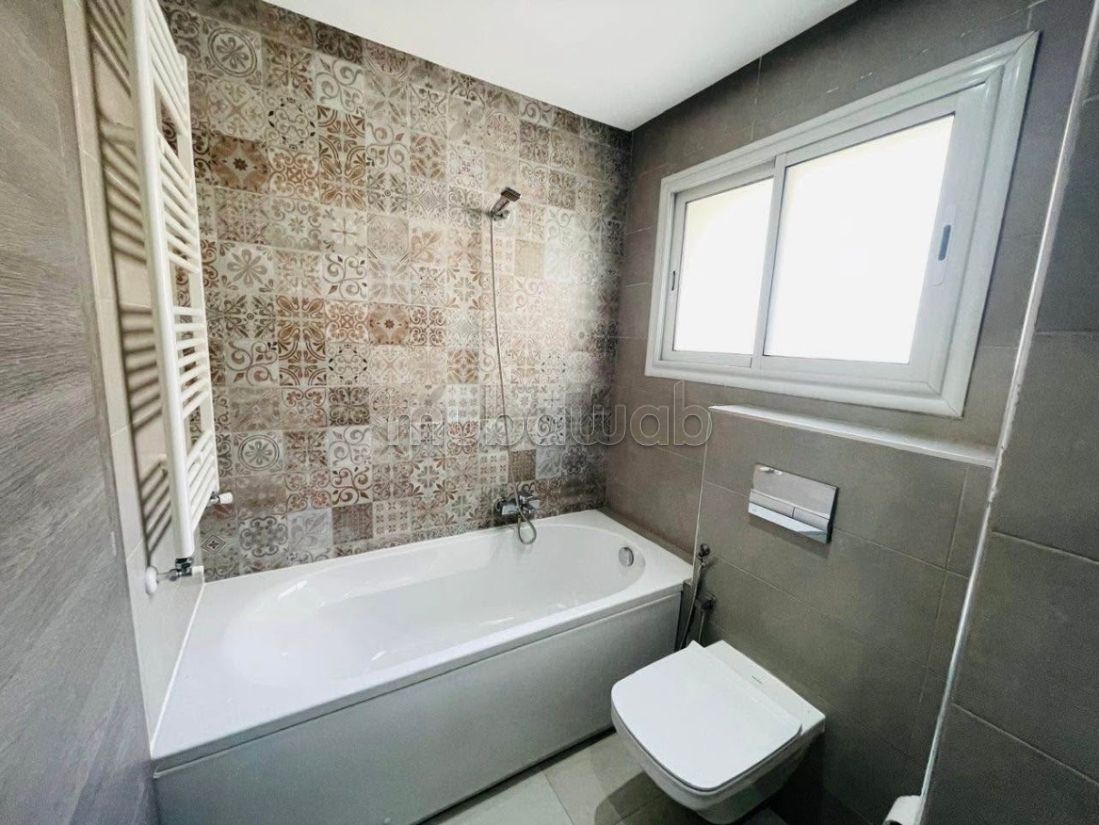 عقار للإيجار ب شطرانة 1.3 غرف. أماكن لوقوف السيارات وحديقة جميلة