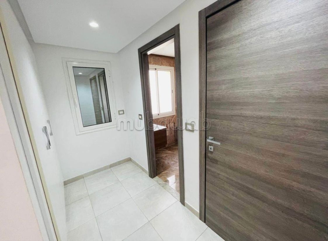 عقار للإيجار ب شطرانة 1.3 غرف. أماكن لوقوف السيارات وحديقة جميلة