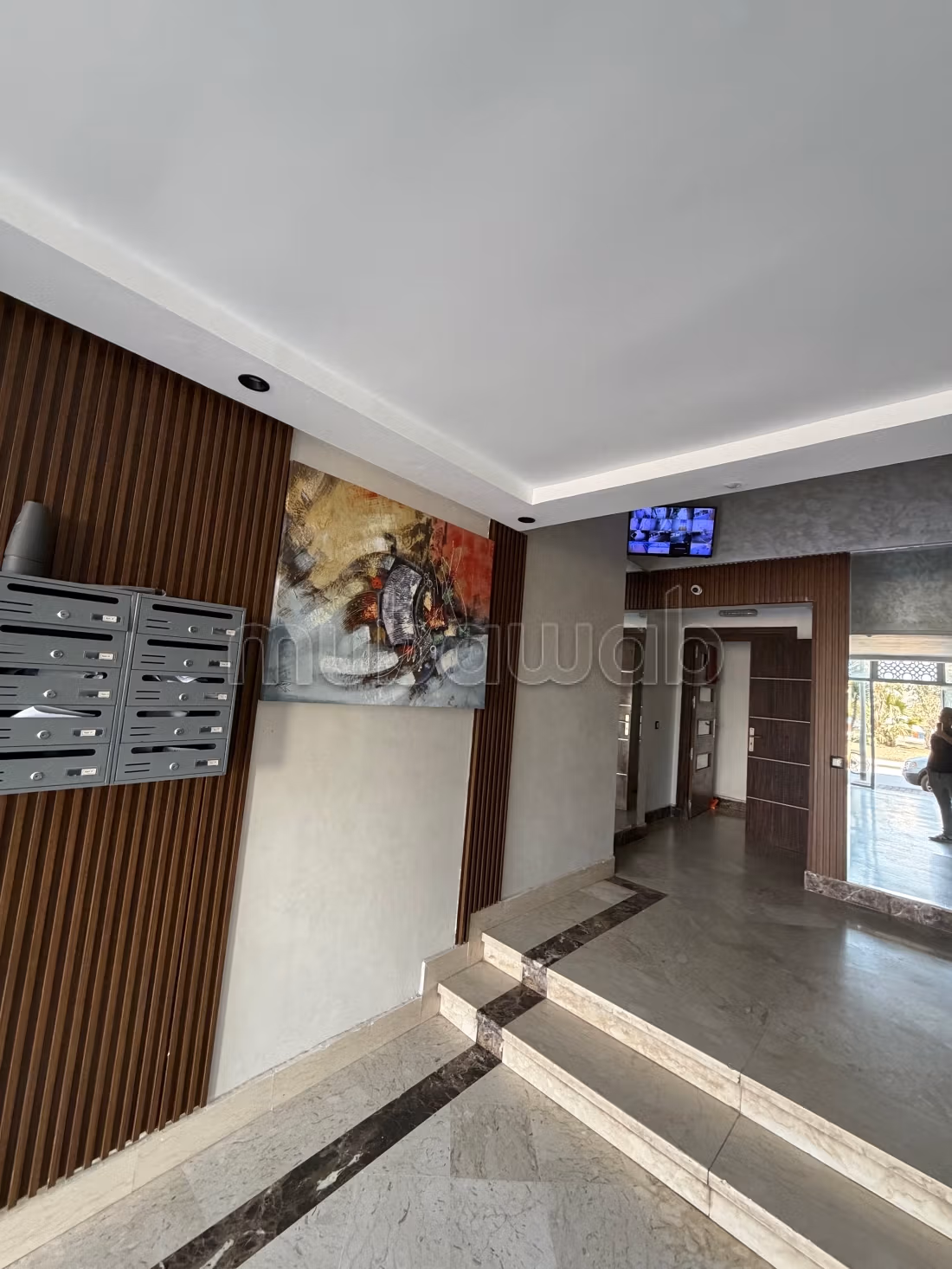 Bel appartement à vendre à Bouskoura.
Superficie 110 m².
Porte blindée et résidence sécurisée — 2