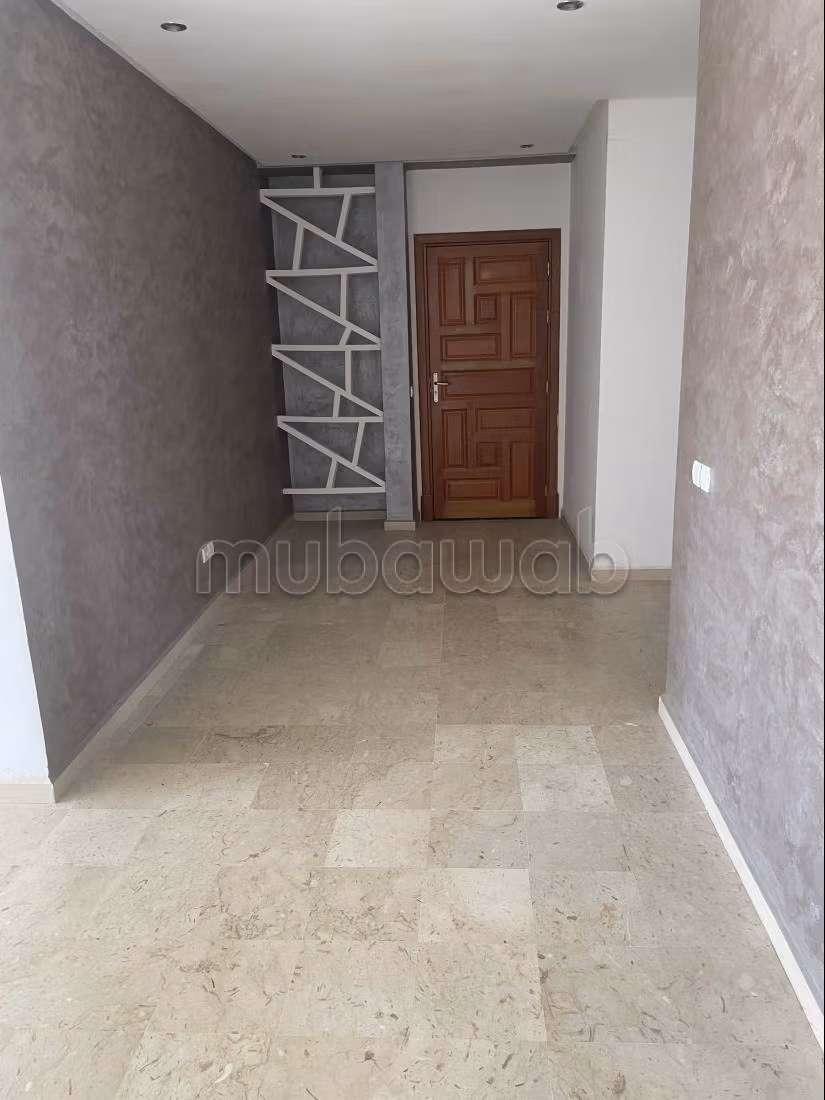 Bel appartement à vendre à Bouskoura.
Superficie 110 m².
Porte blindée et résidence sécurisée — 3