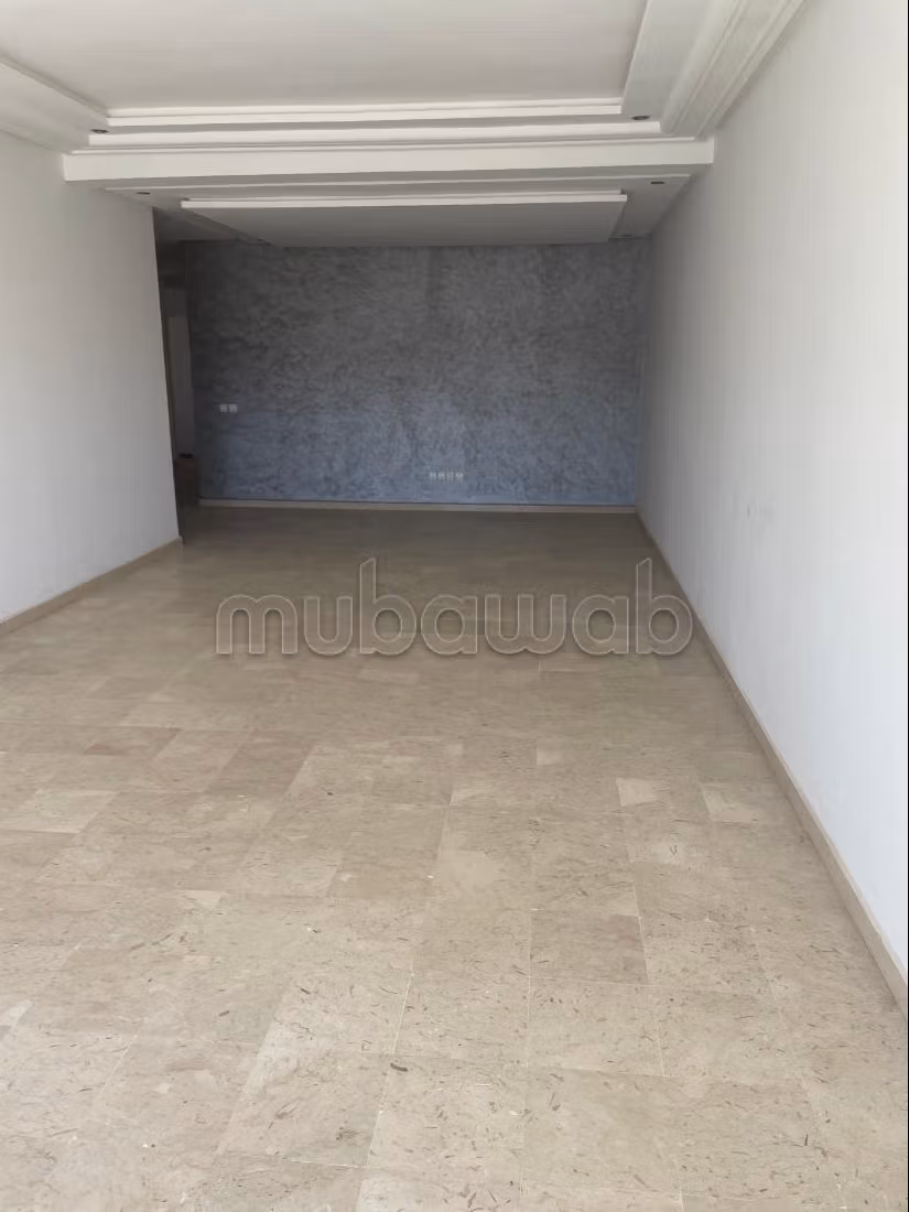 Bel appartement à vendre à Bouskoura.
Superficie 110 m².
Porte blindée et résidence sécurisée — 4