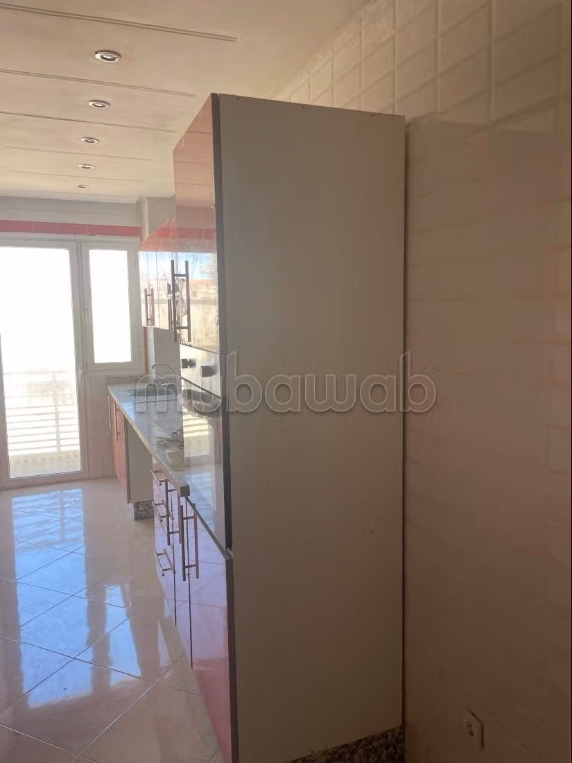 Bel appartement à vendre à Bouskoura.
Superficie 110 m².
Porte blindée et résidence sécurisée — 5