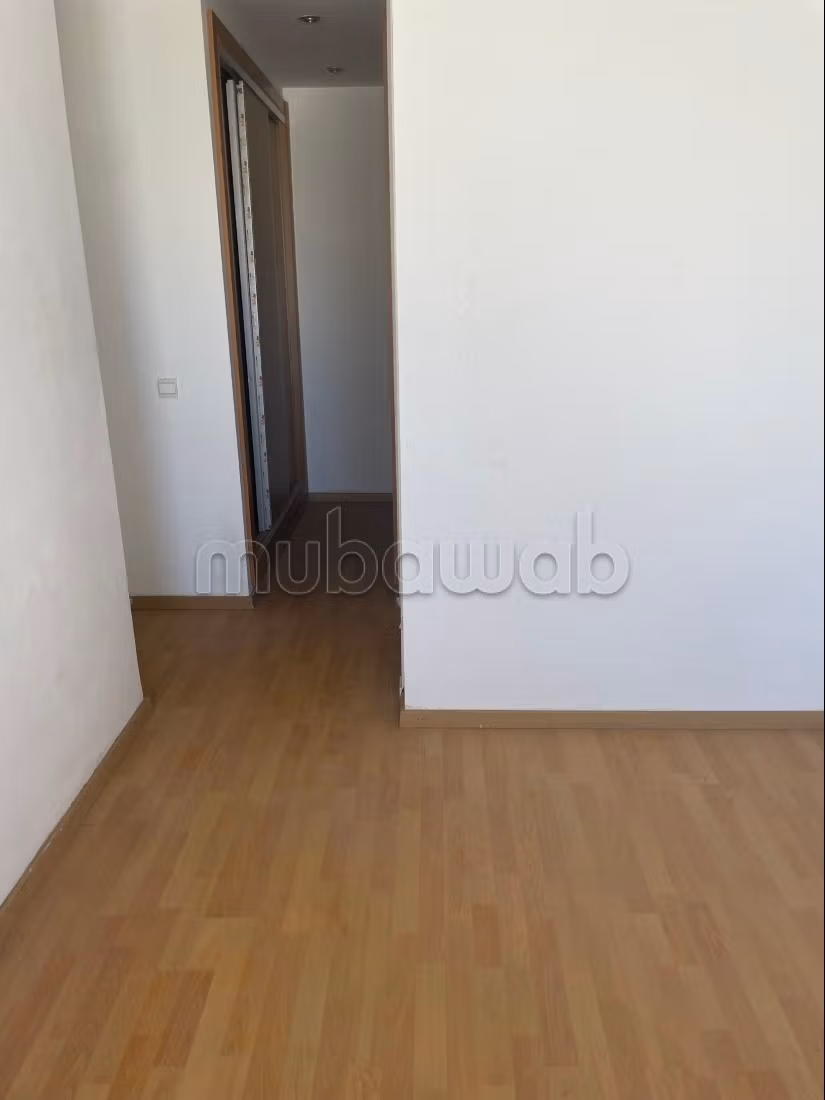 Bel appartement à vendre à Bouskoura.
Superficie 110 m².
Porte blindée et résidence sécurisée — 6