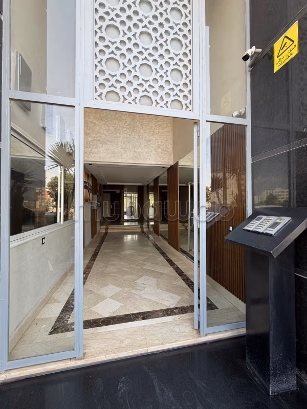 Bel appartement à vendre à Bouskoura. 
Superficie 110 m². 
Porte blindée et résidence sécurisée