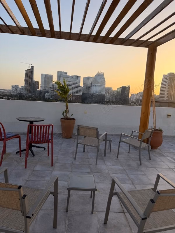 Superbe studio moderne avec grande terrasse à proximité du parc CFC