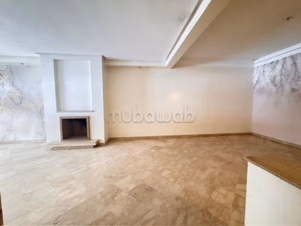 شقة للبيع مع تراس مشمس