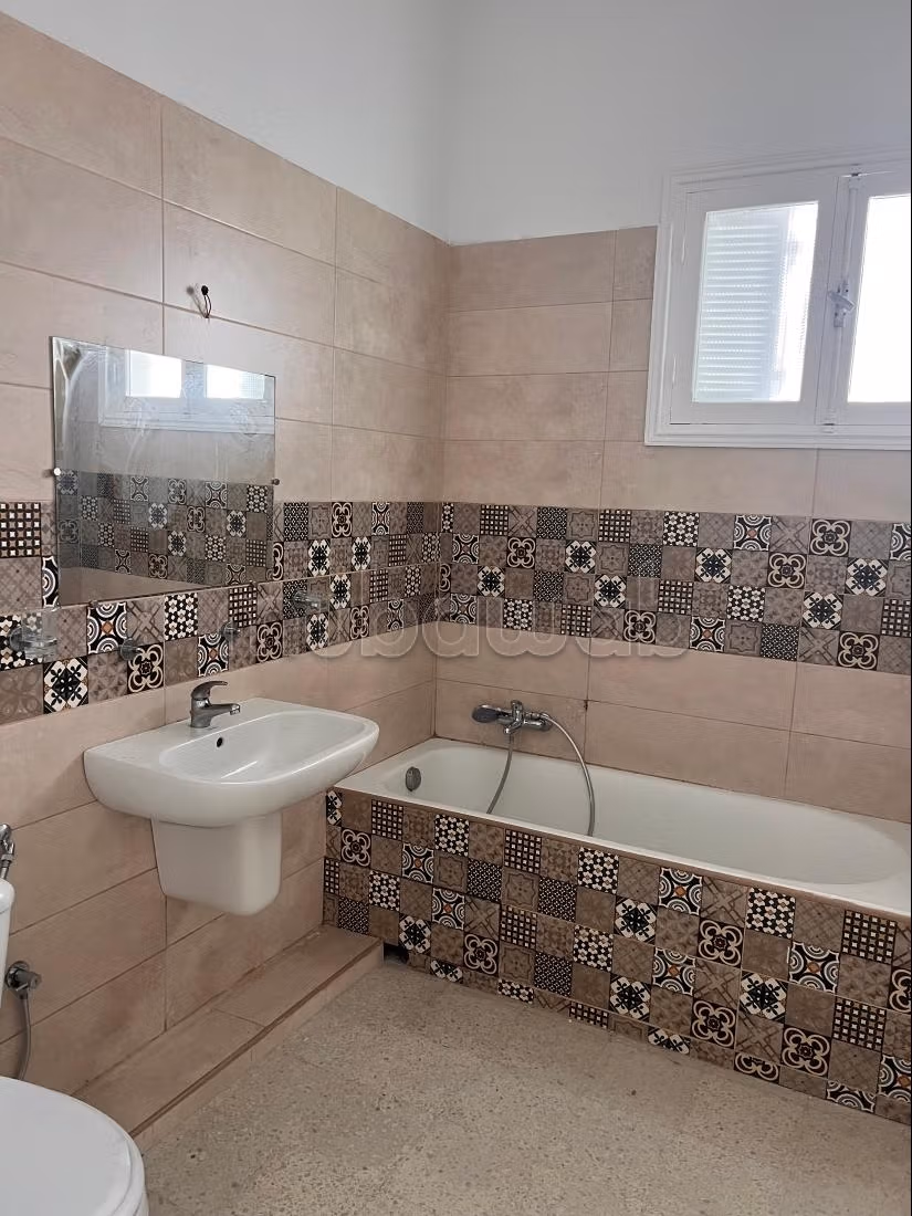 Apartment for rent in El Menzah 7. Dimension 220 m². General satellite dish