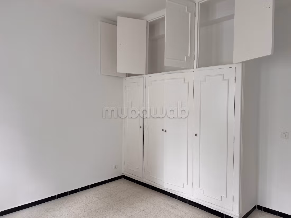 Apartment for rent in El Menzah 7. Dimension 220 m². General satellite dish