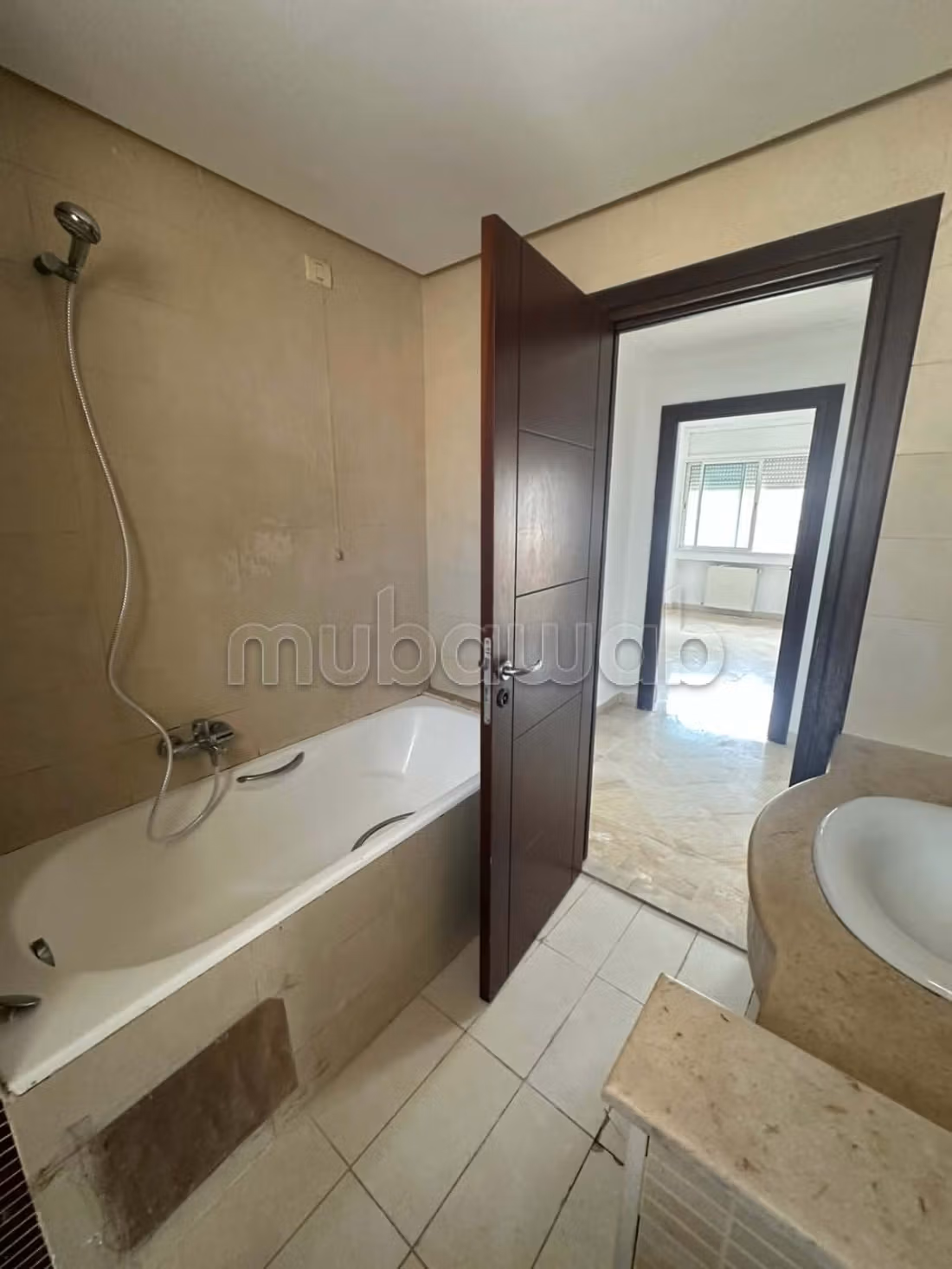 Louez cet appartement à Les Berges Du Lac 2. Surface de 180 m². Fenêtres double vitrage et chauffage central
