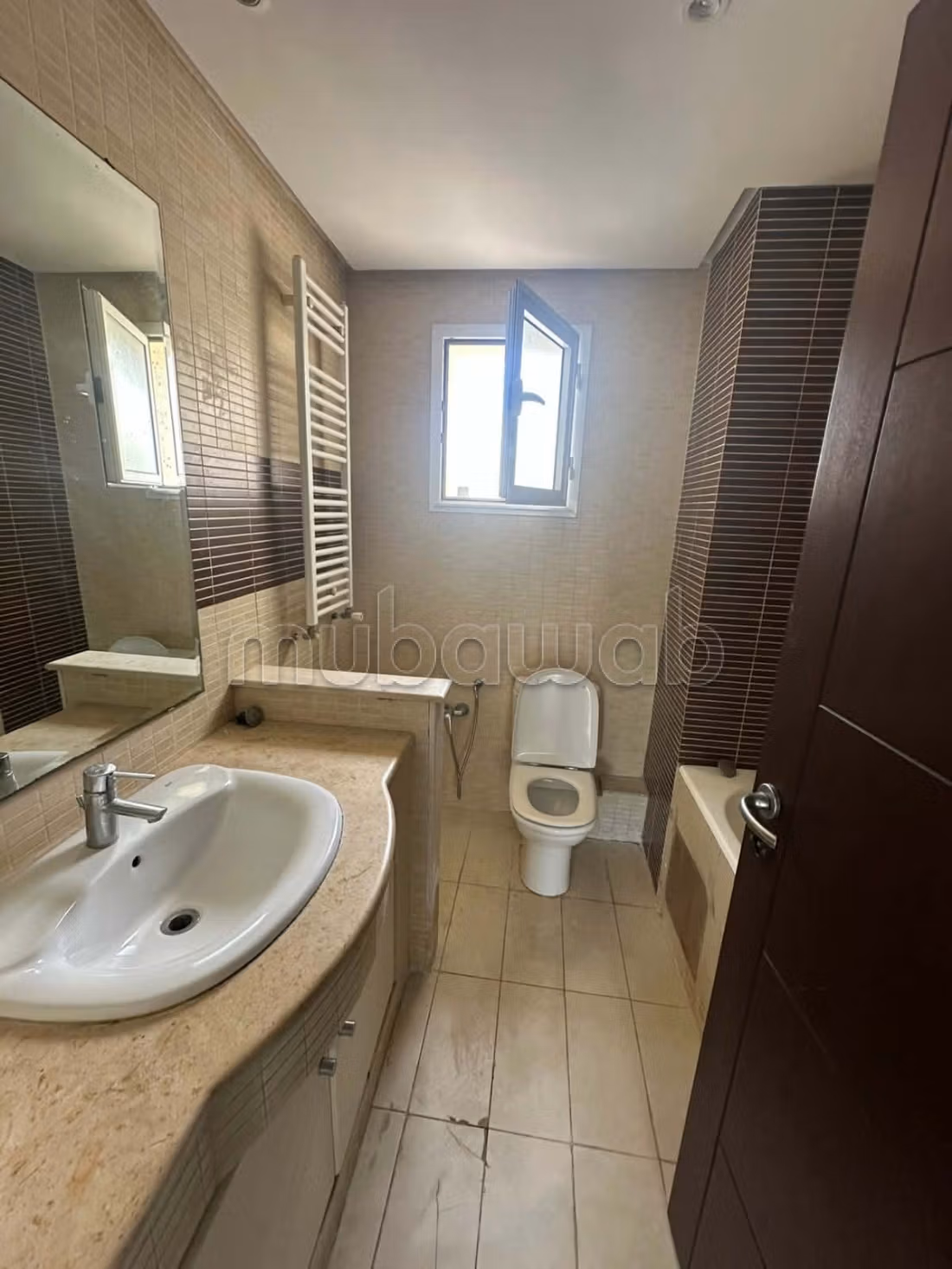 Louez cet appartement à Les Berges Du Lac 2. Surface de 180 m². Fenêtres double vitrage et chauffage central