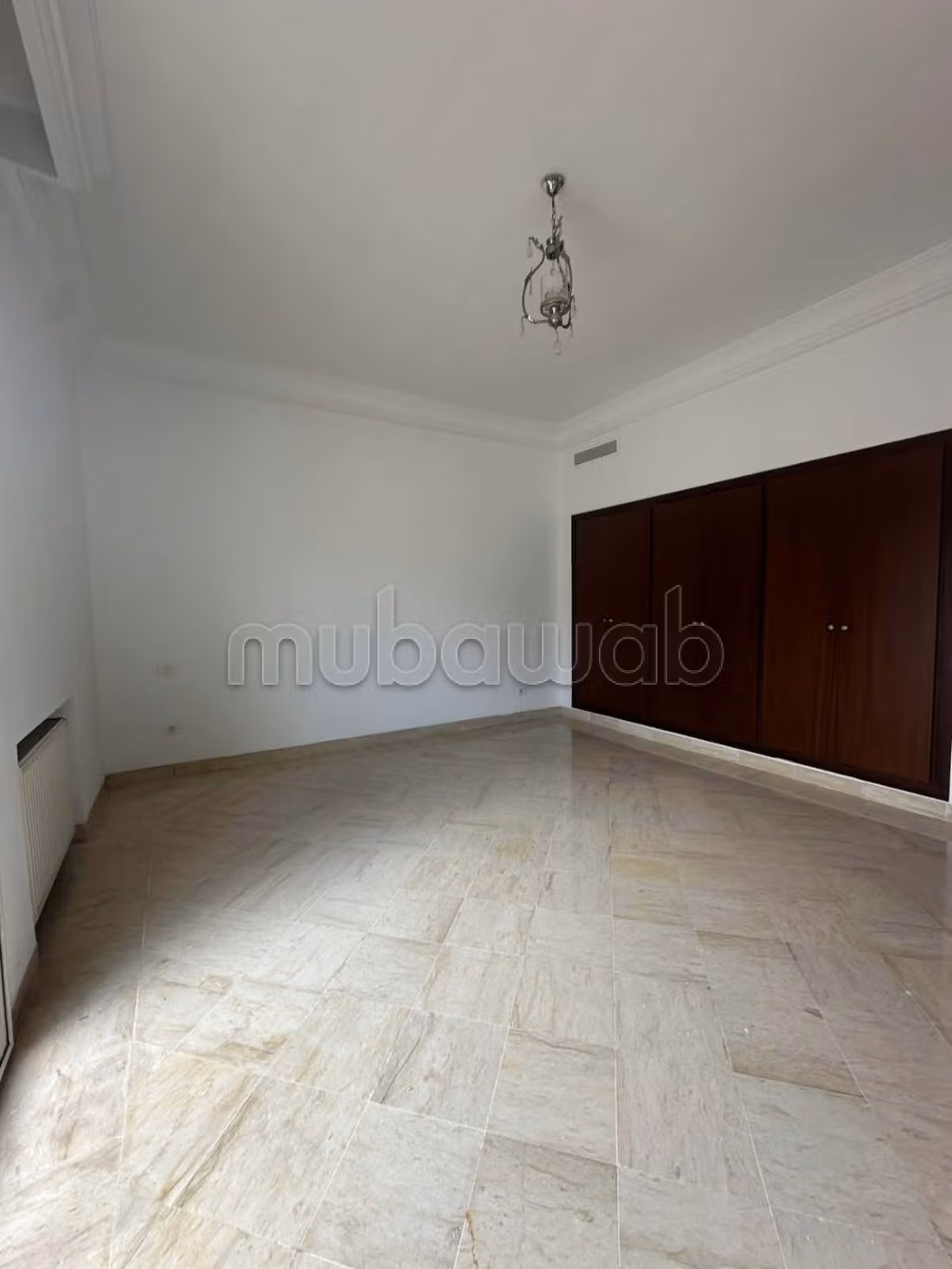 Louez cet appartement à Les Berges Du Lac 2. Surface de 180 m². Fenêtres double vitrage et chauffage central
