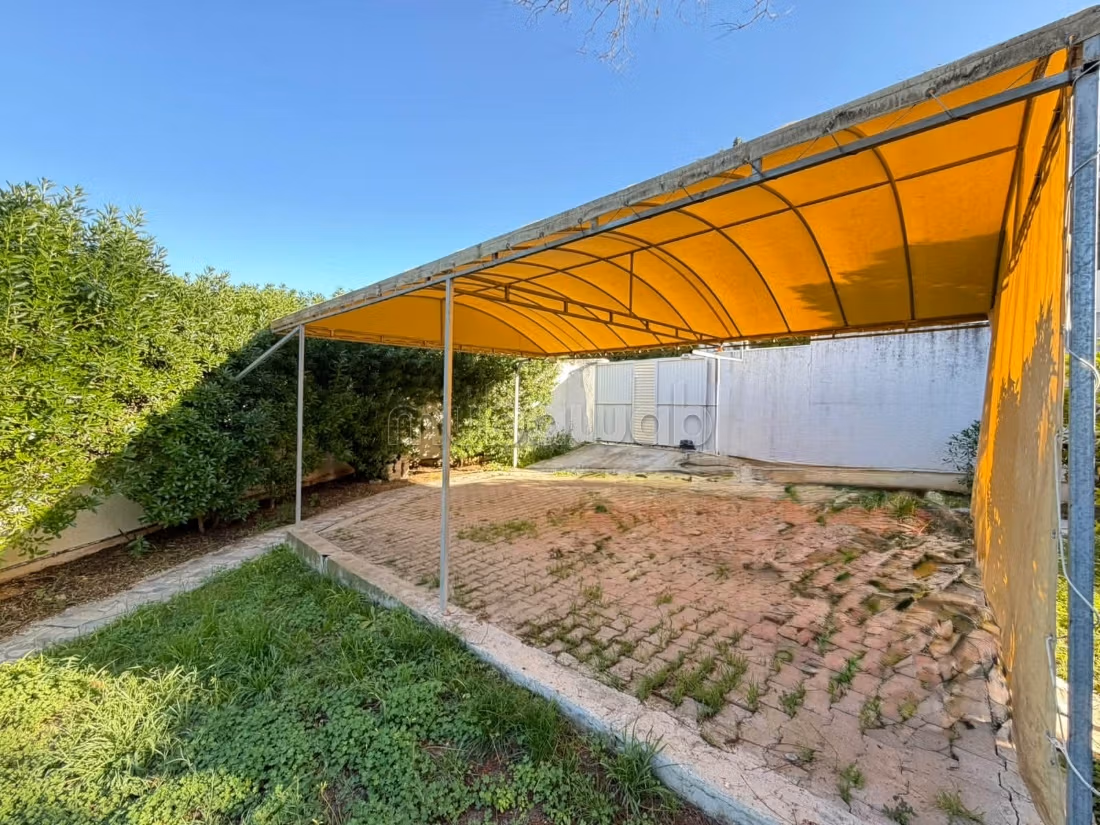 For rent villa with a large garden in Notre Dame