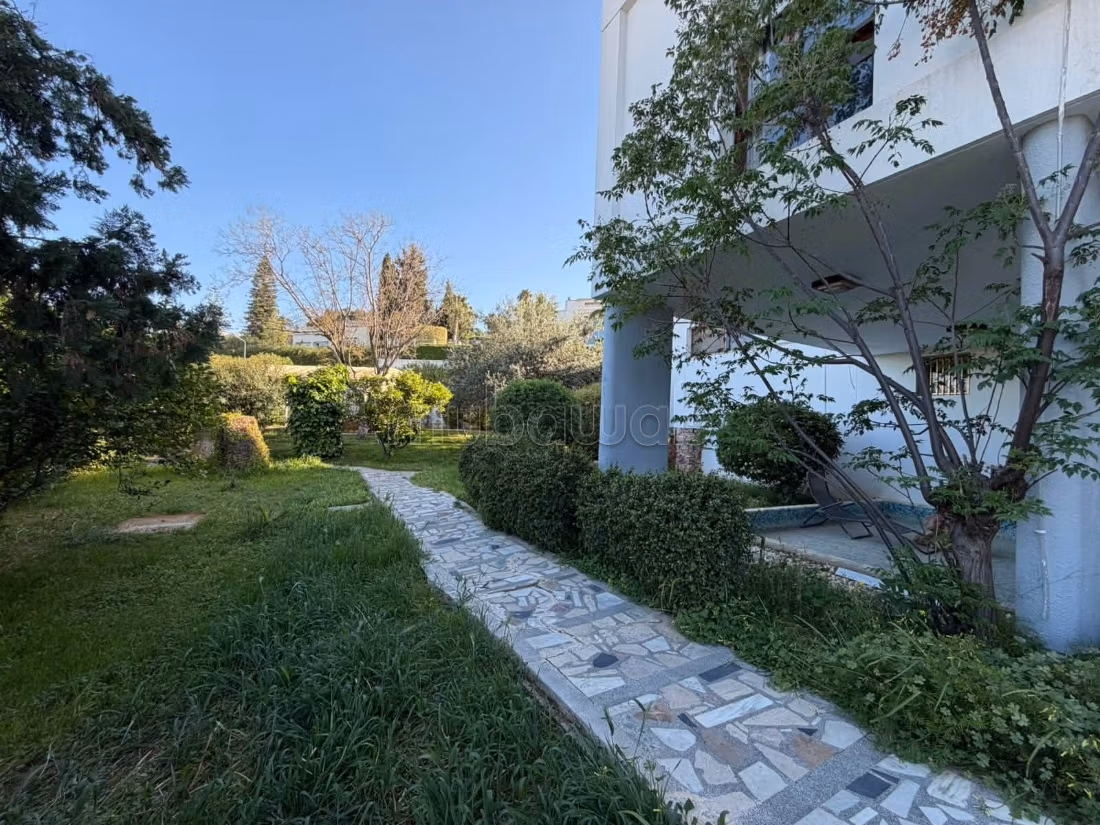 For rent villa with a large garden in Notre Dame