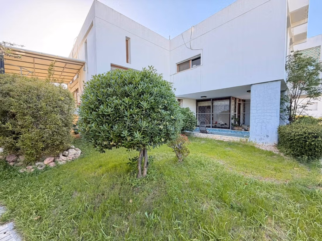 For rent villa with a large garden in Notre Dame