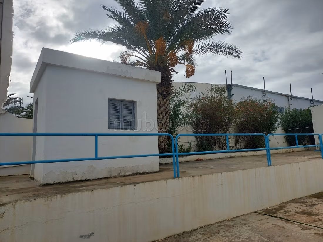 Local sur la route reliant Sousse à Monastir