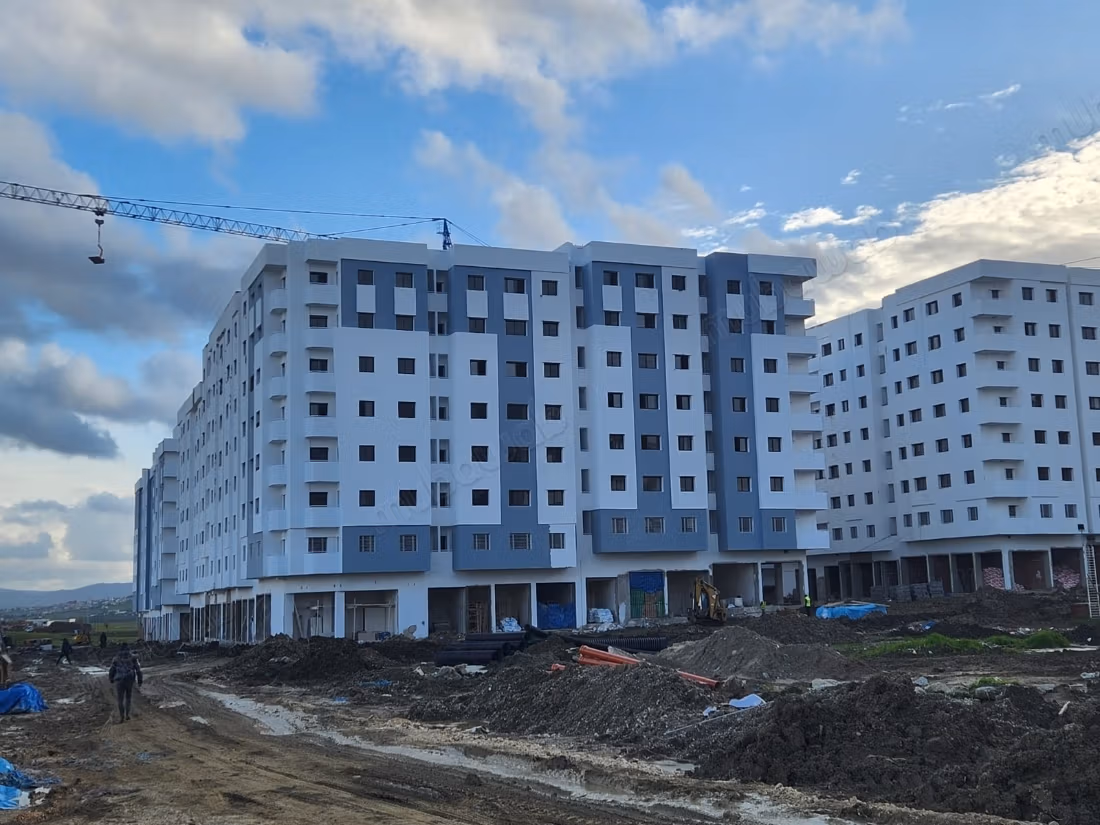 Proyecto muy bonito en Aharrarine – Casabarata Jdida
A 3 minutos de la estación
Fecha de entrega: 04/2026 Insha Allah
Cerca de la estación de autobuses y de la carretera de Rabat
Acabado de calidad media
Con ascensor y aparcamiento
Magnífico proyecto
Apartamentos disponibles: 2 habitaciones – 70 m²
3 habitaciones – 80 m²
Salón 3 habitaciones – 80