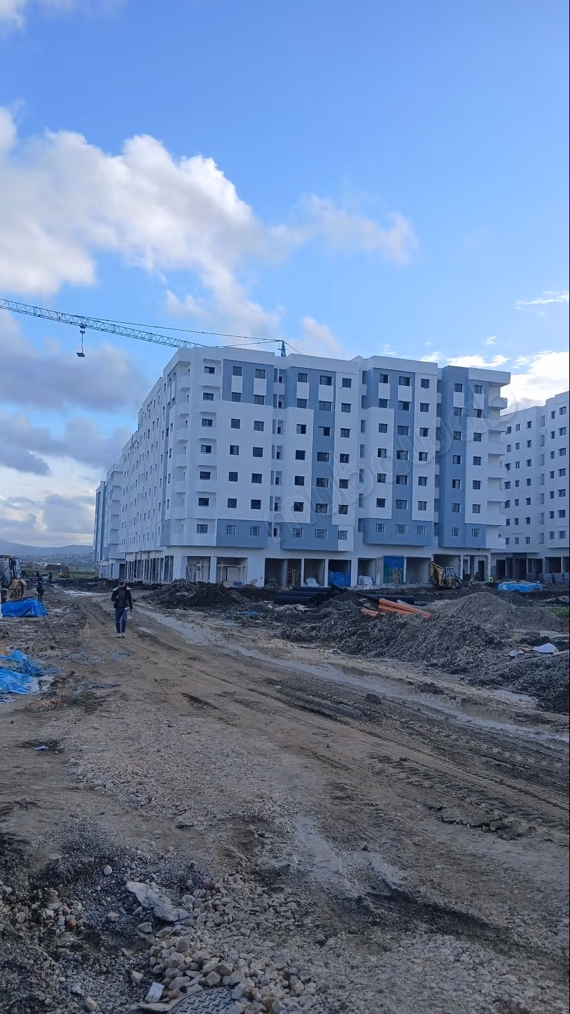 Proyecto muy bonito en Aharrarine – Casabarata Jdida
A 3 minutos de la estación
Fecha de entrega: 04/2026 Insha Allah
Cerca de la estación de autobuses y de la carretera de Rabat
Acabado de calidad media
Con ascensor y aparcamiento
Magnífico proyecto
Apartamentos disponibles: 2 habitaciones – 70 m²
3 habitaciones – 80 m²
Salón 3 habitaciones – 80