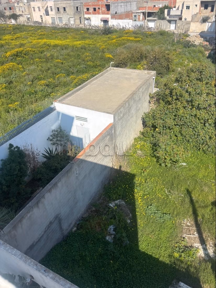 Villa de haut standing à vendre à Bou Mhel. 
3 chambres agréables. 
Vue sur les montagnes et porte blindée