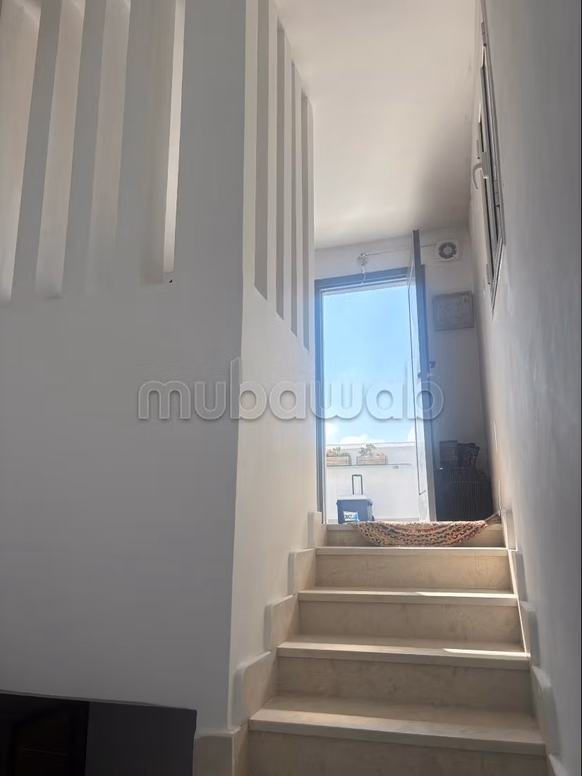 Villa de haut standing à vendre à Bou Mhel. 
3 chambres agréables. 
Vue sur les montagnes et porte blindée