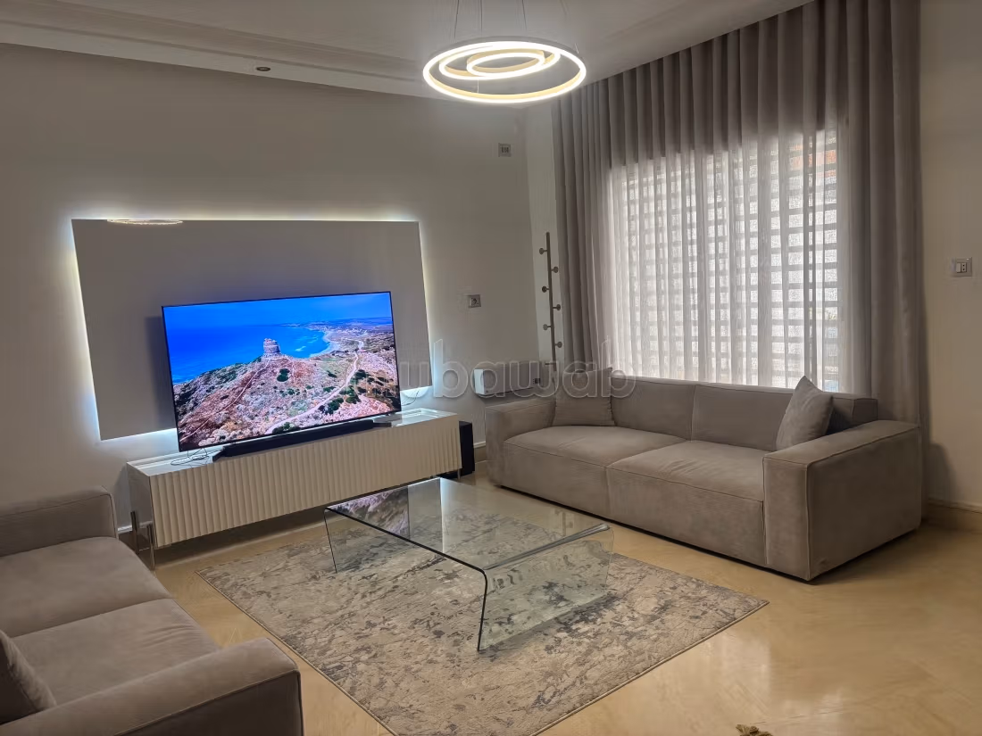 Villa de haut standing à vendre à Bou Mhel. 
3 chambres agréables. 
Vue sur les montagnes et porte blindée