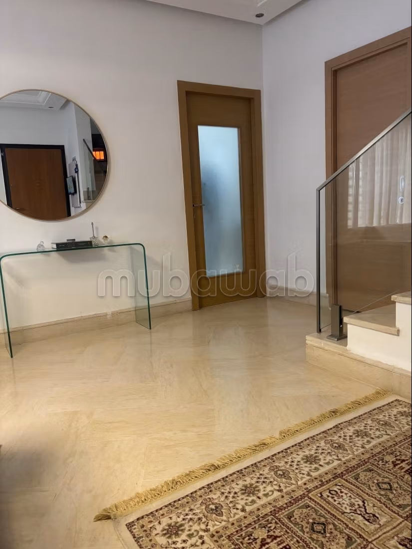 Villa de haut standing à vendre à Bou Mhel. 
3 chambres agréables. 
Vue sur les montagnes et porte blindée