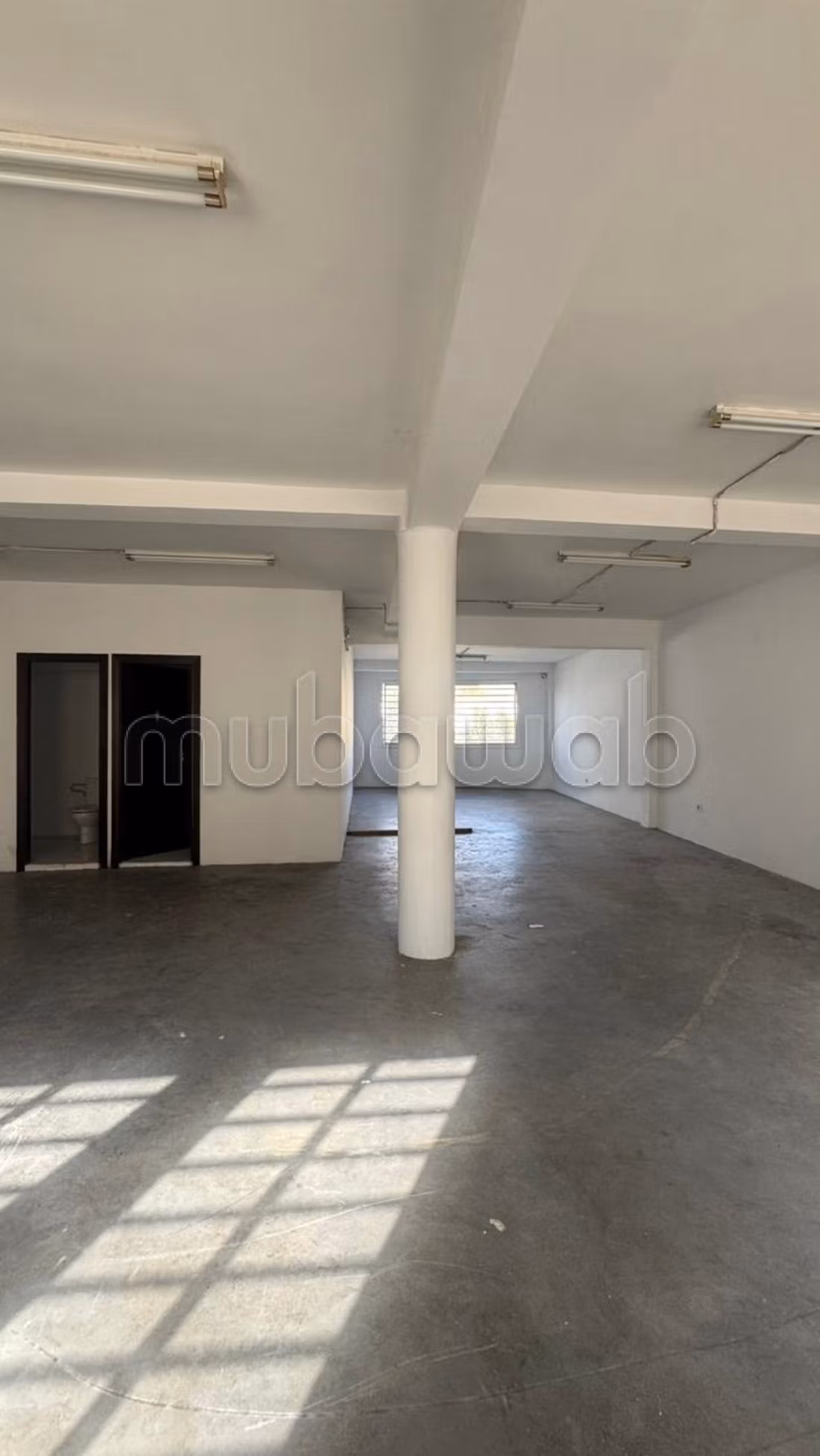 Beau local commercial en location zone industrielle superficie 246 à 1er etage