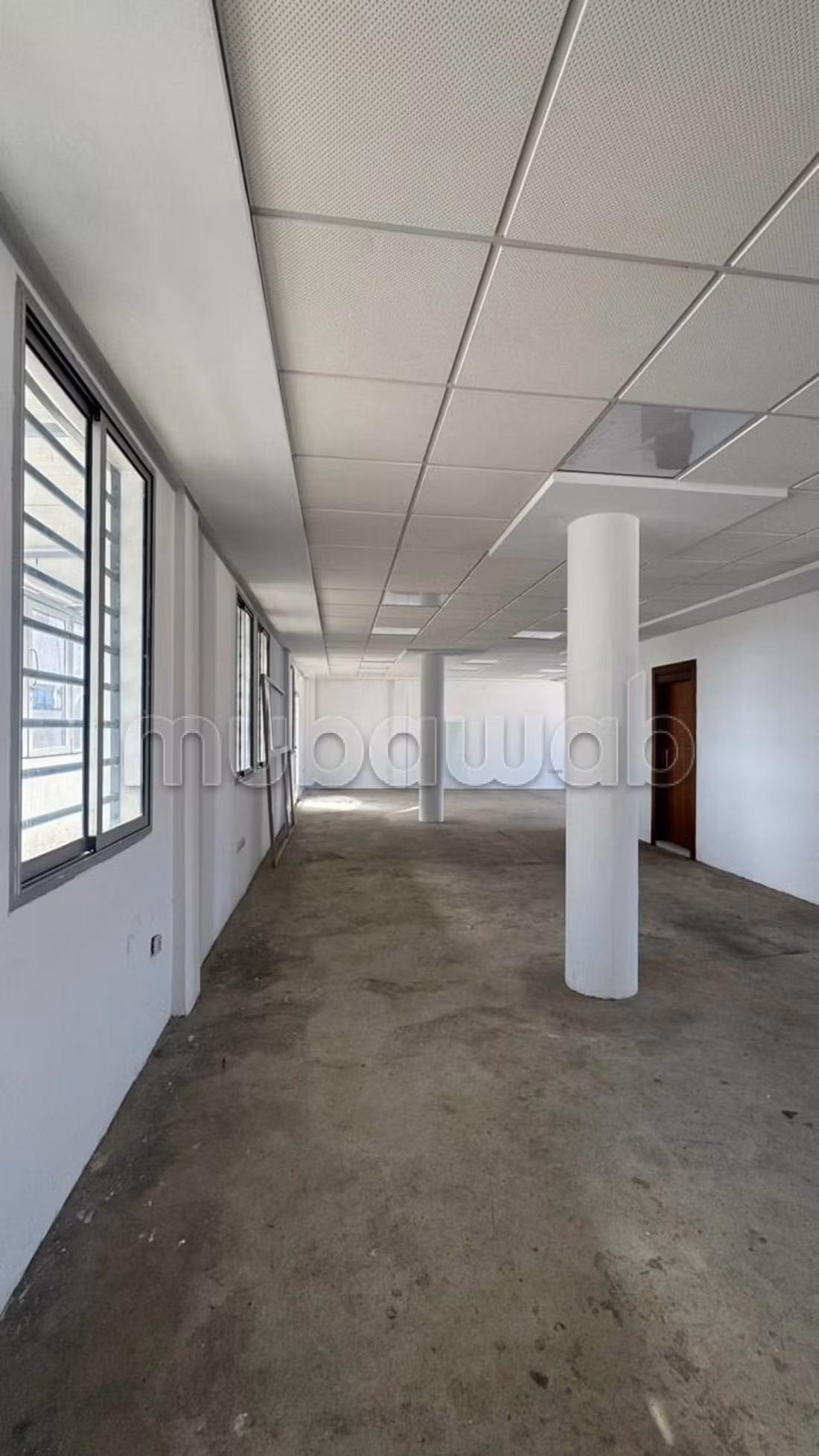 Beau local commercial en location zone industrielle superficie 246 à 1er etage