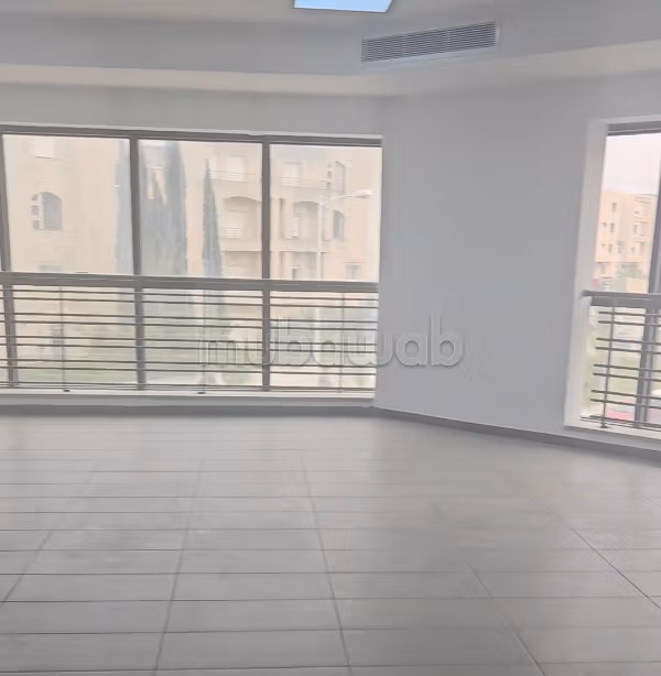 Ufficio da affittare a Les Berges Du Lac 2. Superficie 2720 m². Porta blindata e riscaldamento