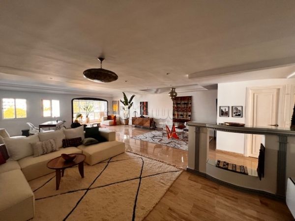 Appartement avec terrasse en location meublée