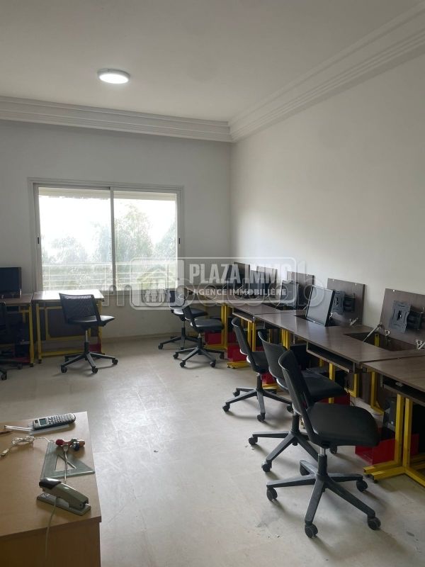 À vendre – Fond de commerce polyvalent au Lac 2