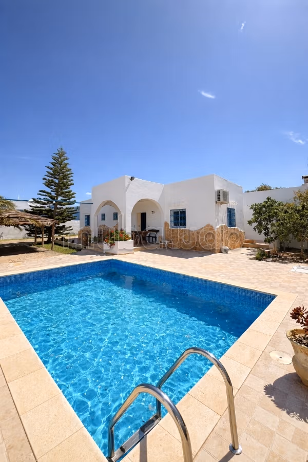 Villa de plain pied avec piscine à Tezdaine