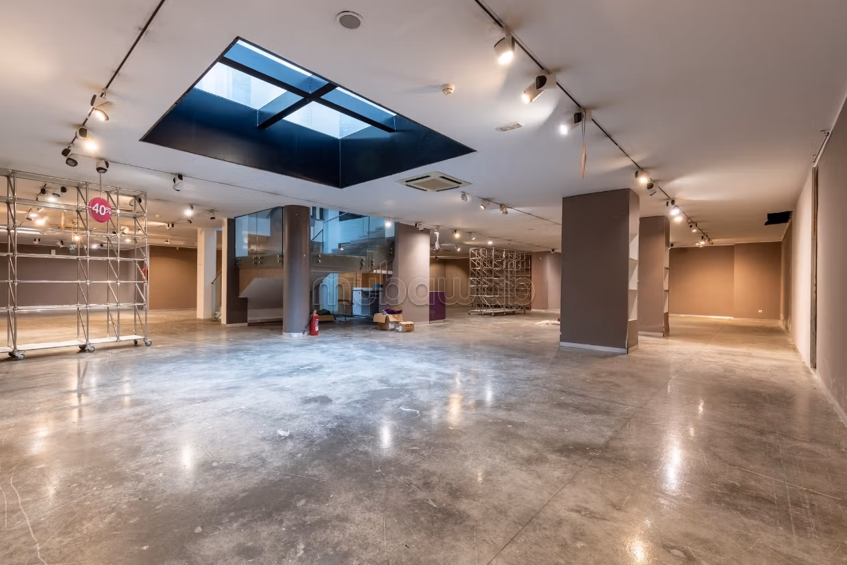 A louer un open space de 876m² au lac1