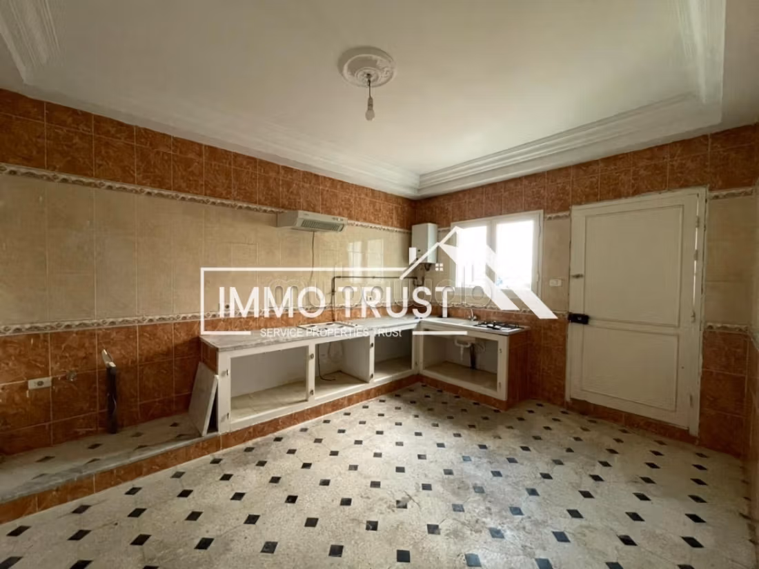 Casa indipendente su due piani a L'Aouina