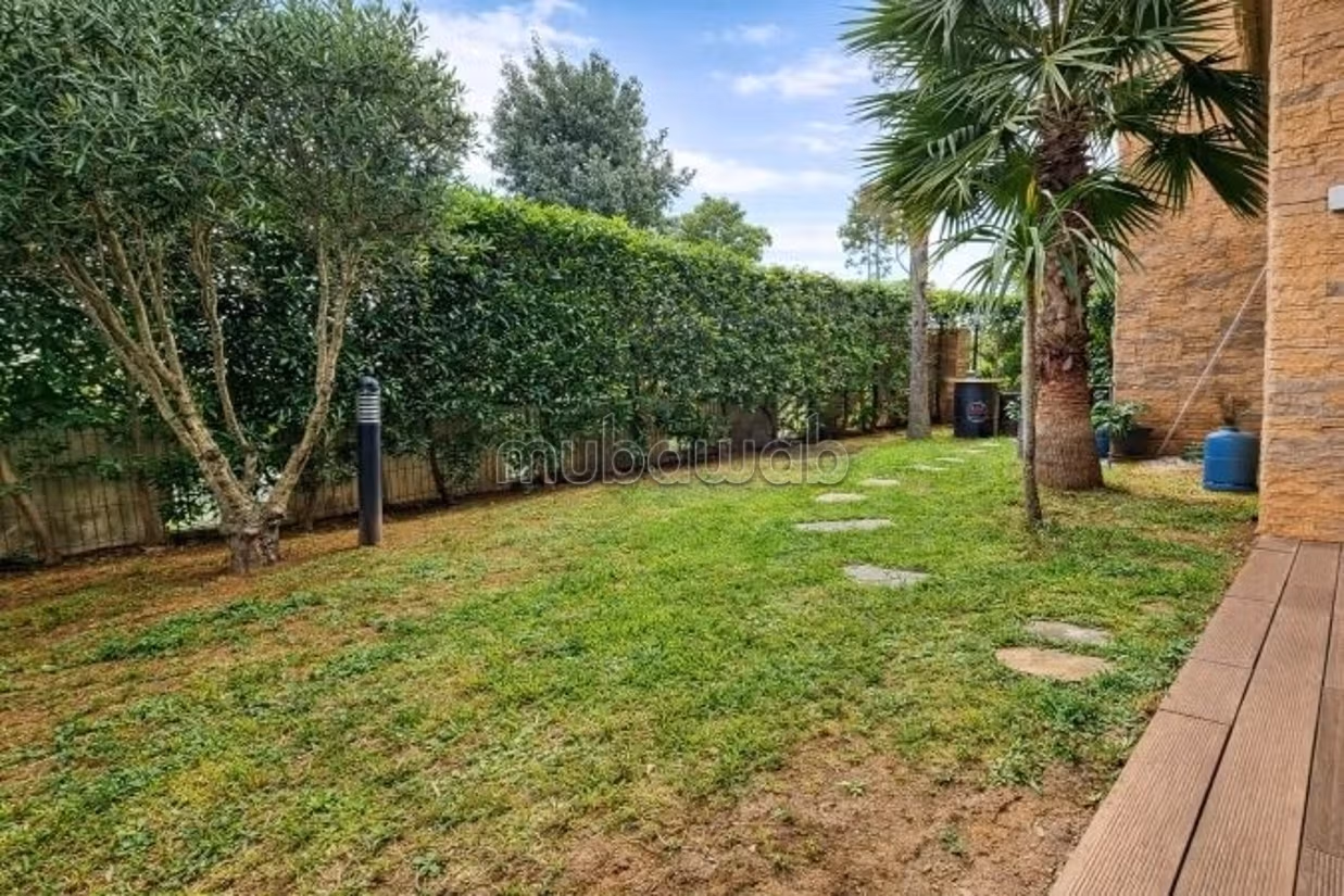 Superbe rez de jardin meublé avec piscine et jardin privé