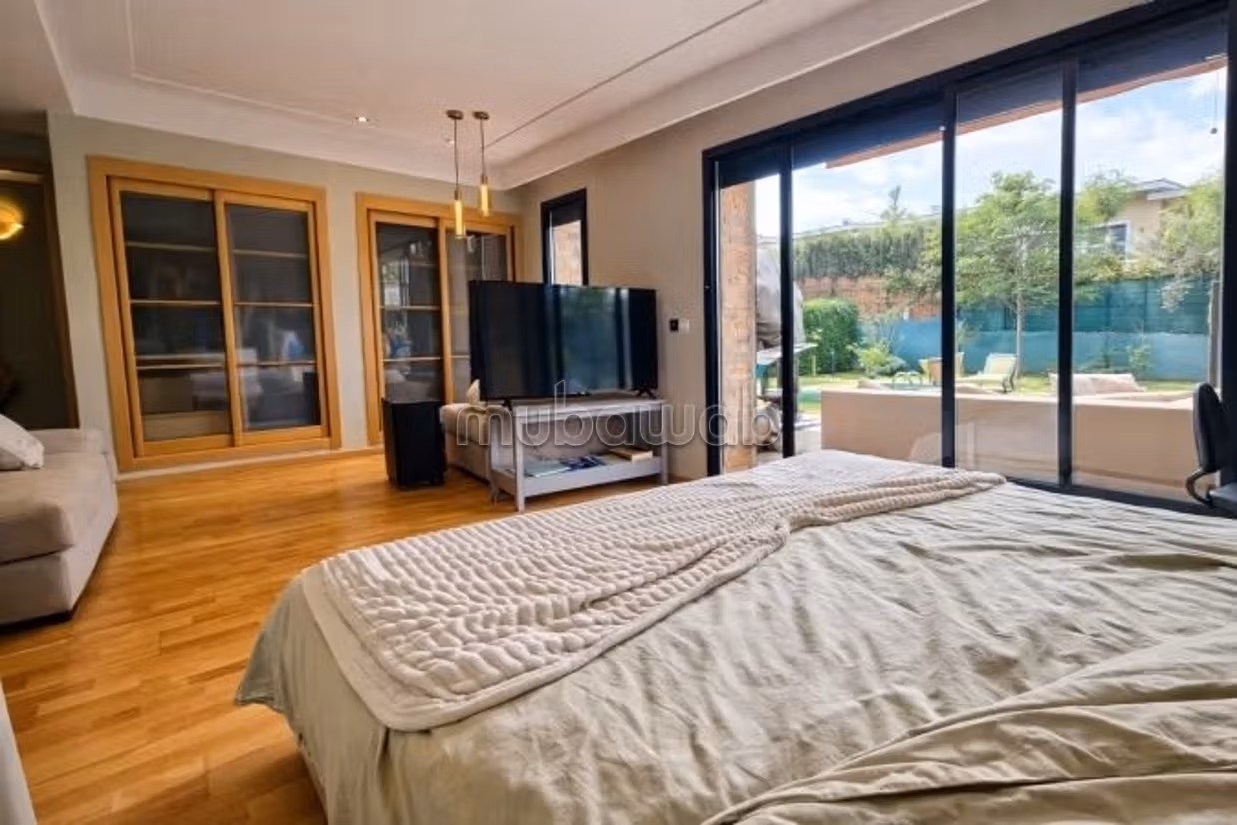 Superbe rez de jardin meublé avec piscine et jardin privé