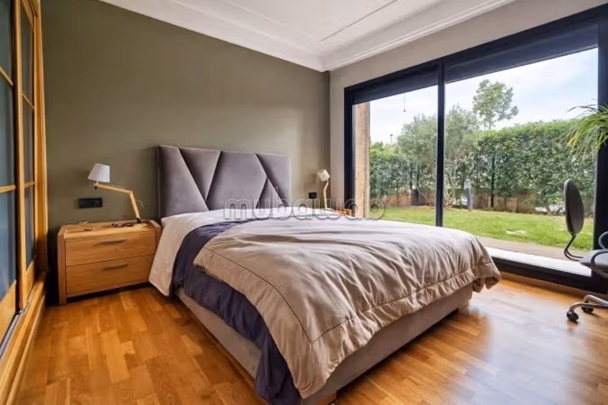Superbe rez de jardin meublé avec piscine et jardin privé