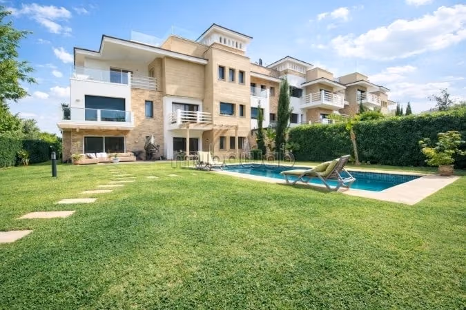 Superbe rez de jardin meublé avec piscine et jardin privé