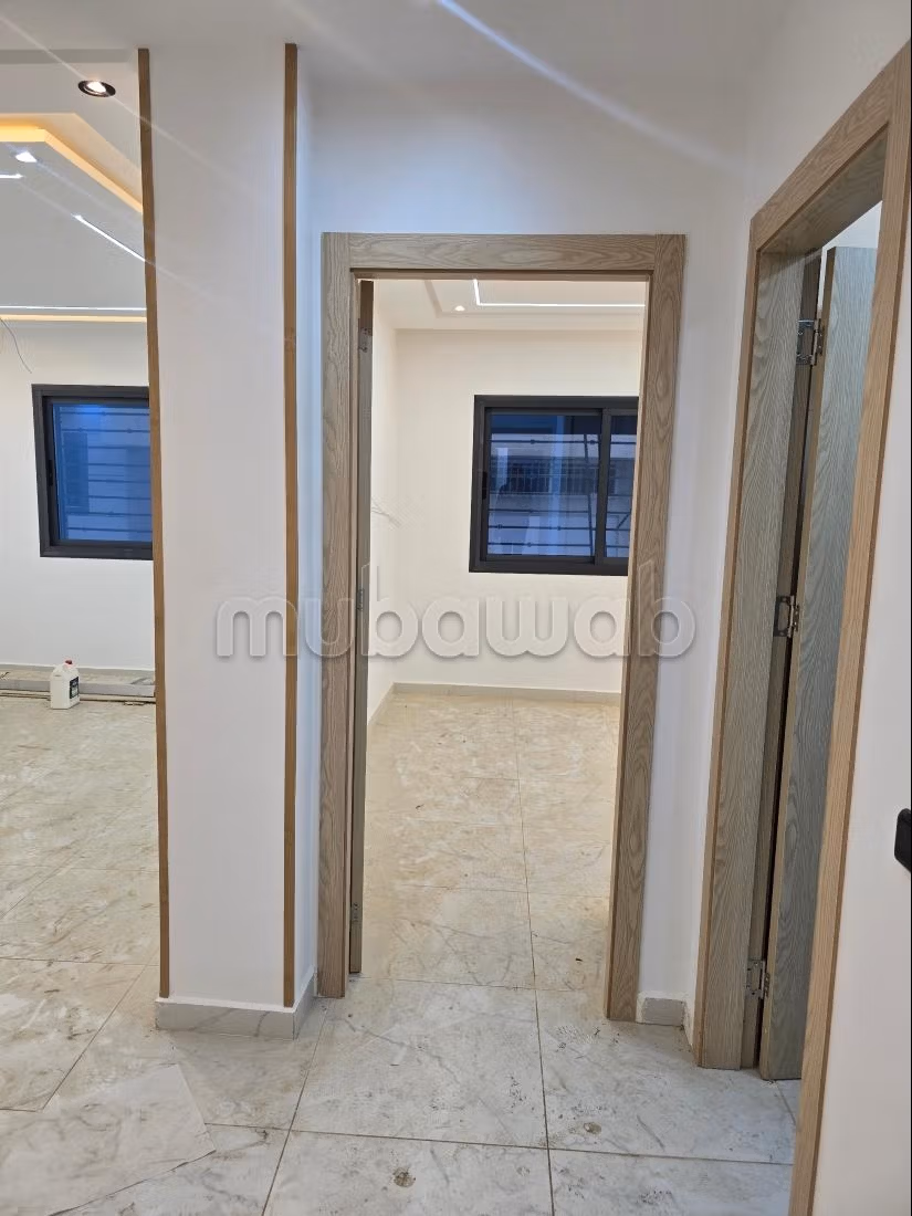 Se vende piso. 2 habitaciones. Puerta pesada, salón tradicional