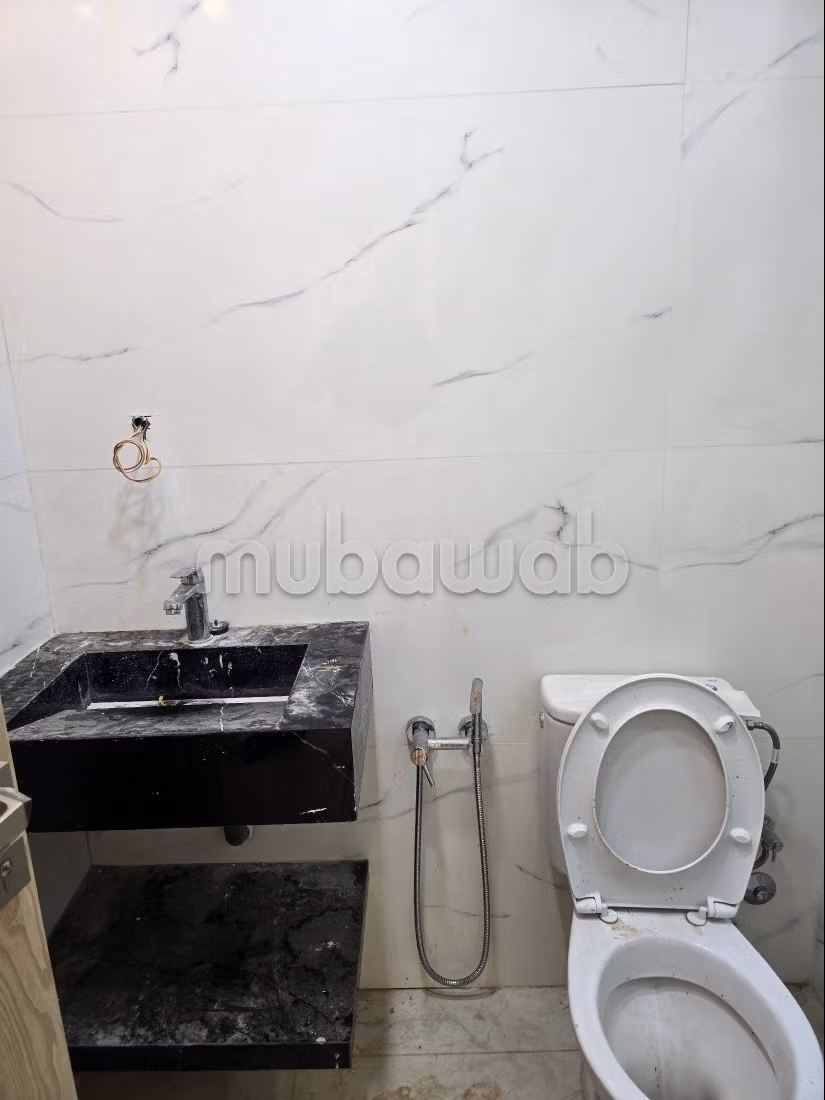 Se vende piso. 2 habitaciones. Puerta pesada, salón tradicional