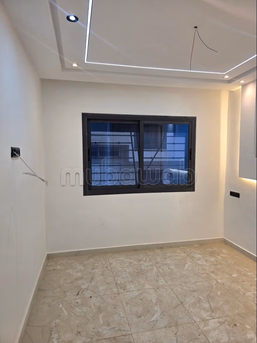 Se vende piso. 2 habitaciones. Puerta pesada, salón tradicional