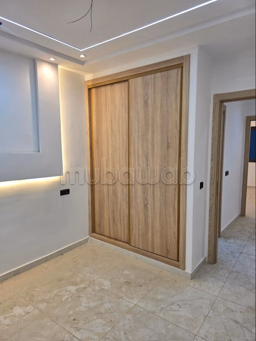 Se vende piso. 2 habitaciones. Puerta pesada, salón tradicional