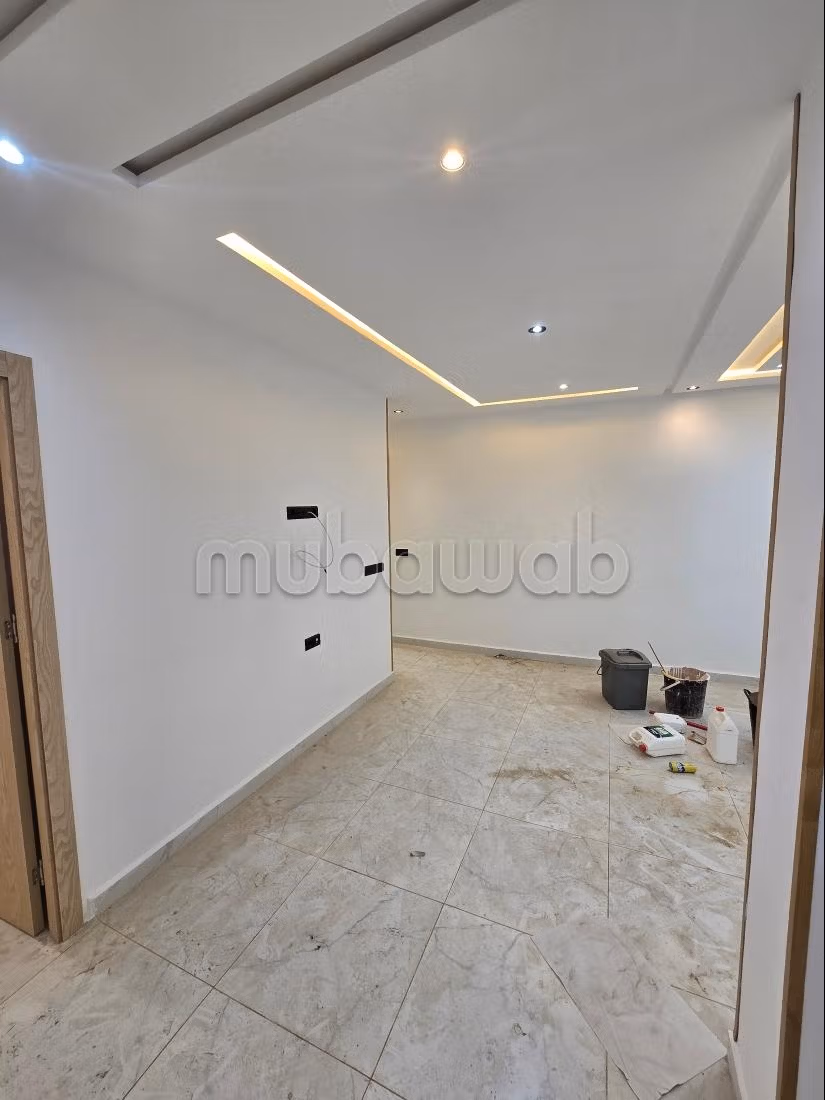 Se vende piso. 2 habitaciones. Puerta pesada, salón tradicional