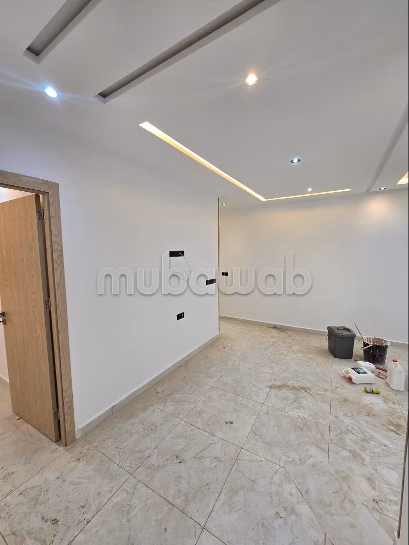 Se vende piso. 2 habitaciones. Puerta pesada, salón tradicional