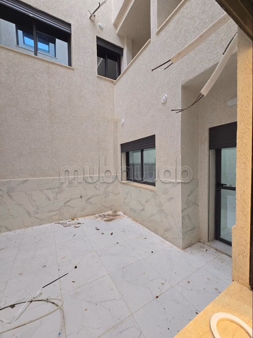 Se vende piso. 2 habitaciones. Puerta pesada, salón tradicional