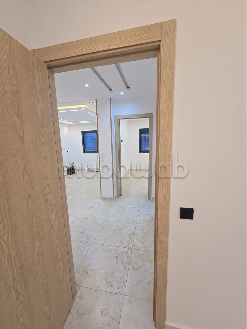 Se vende piso. 2 habitaciones. Puerta pesada, salón tradicional